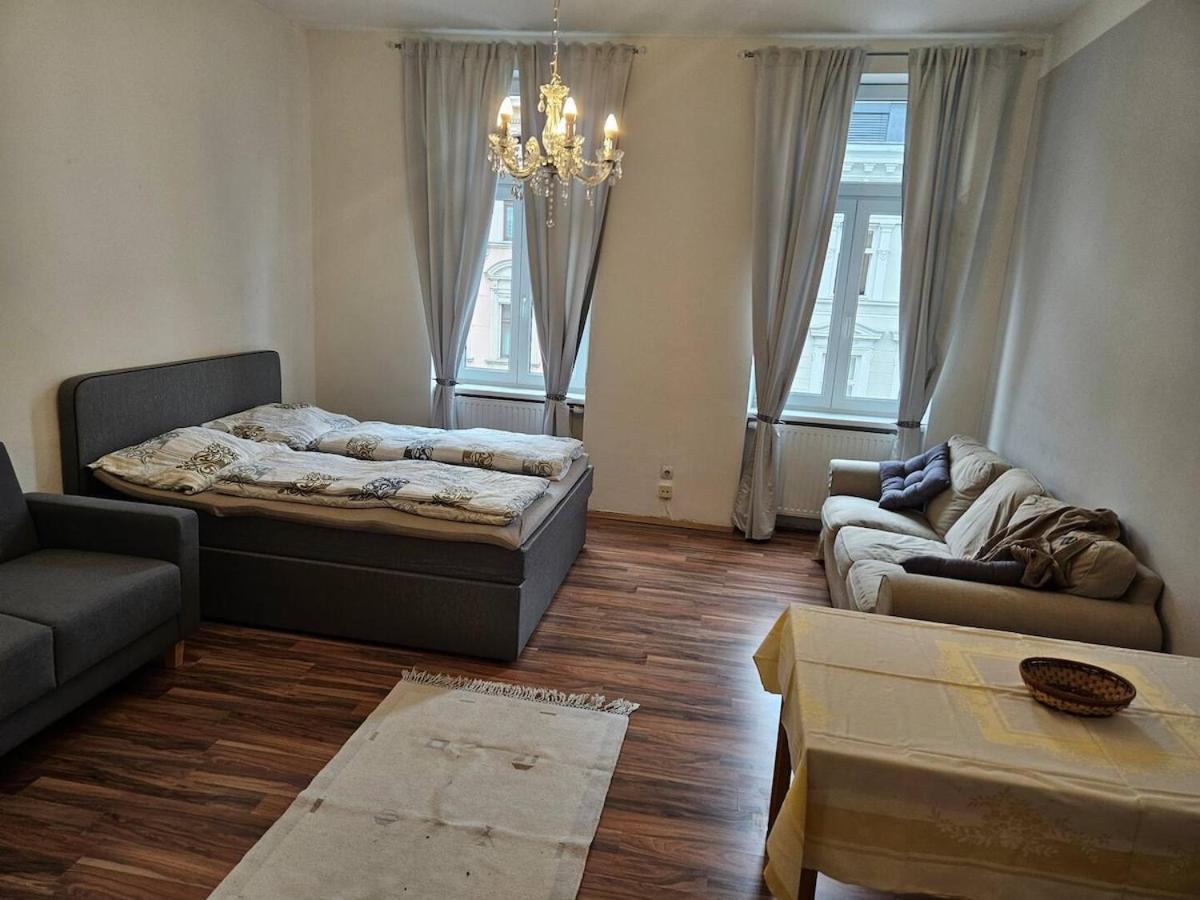 At Westbahnhof I Close To Shopping Street & Metro Apartment *