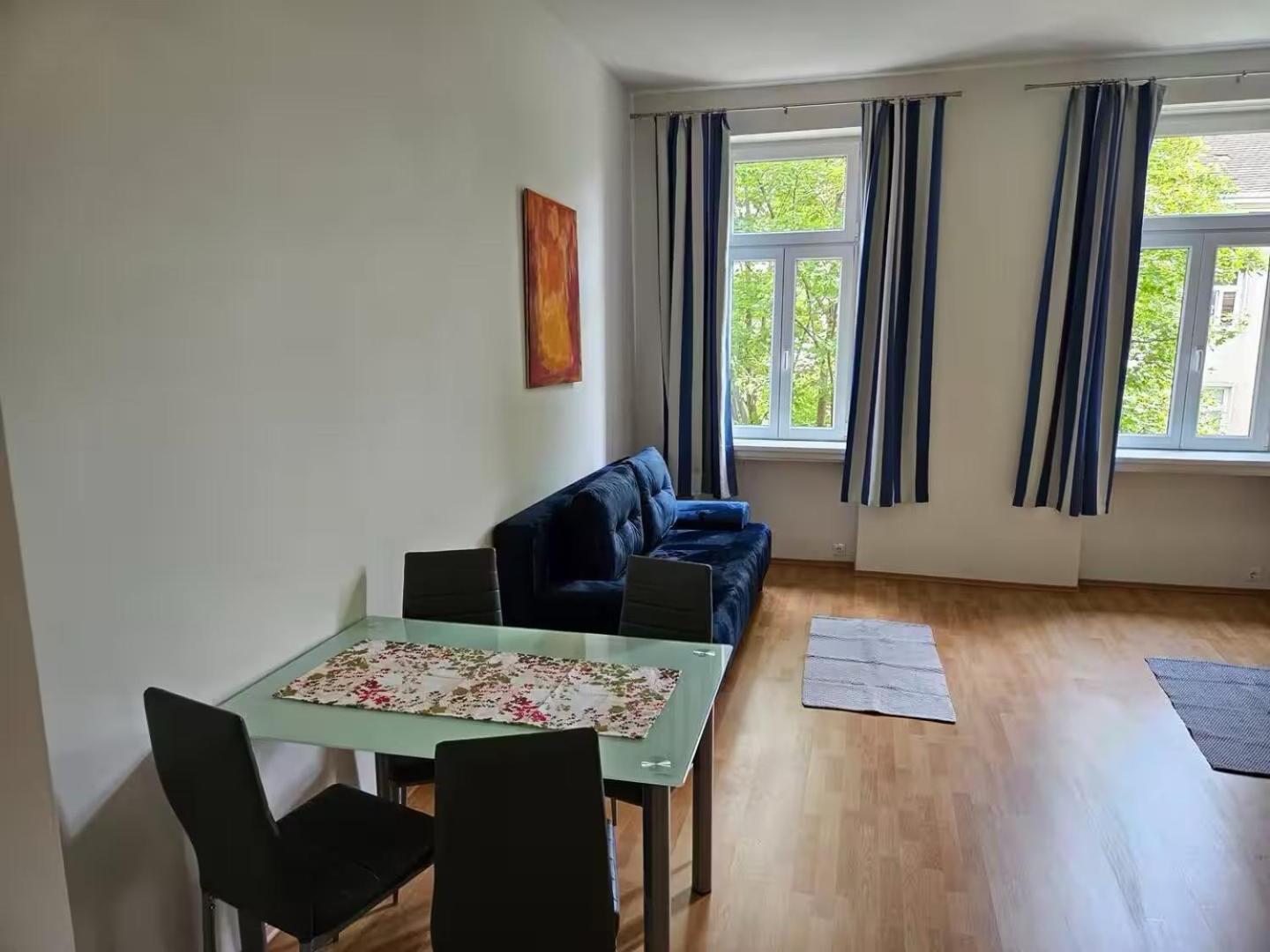 At Westbahnhof I Close To Shopping Street & Metro Apartment *